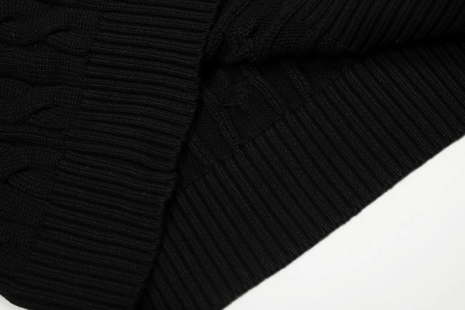 P220 Top quality" Style number: DS012# (not off the shelves all year round) [Ralph Lauren round neck solid color pony embroidered logo twist knitted sweater] ✅Ralph Lauren Ralph Lauren classic basic versatile unisex knitted pullover round neck sweater ✅Main supplier platform live broadcast Wholesale entity Replenish when out of stock Not off the shelf ✅ZP quality 1:1 version Scan the code to enter the GF website Counter quality ✅Detailed quality is the only one in Guangzhou Imported quality cotton yarn, focusing on high-end, cost-effective, good quality needless to say ✅The version is restored to the original order, the maximum size can be worn up to 190 pounds, loose, comfortable and stress-free ✅The upper body is simple and easy to match, ootd must-have style, good-looking clothes are never picky, a must-have in couples' wardrobes.